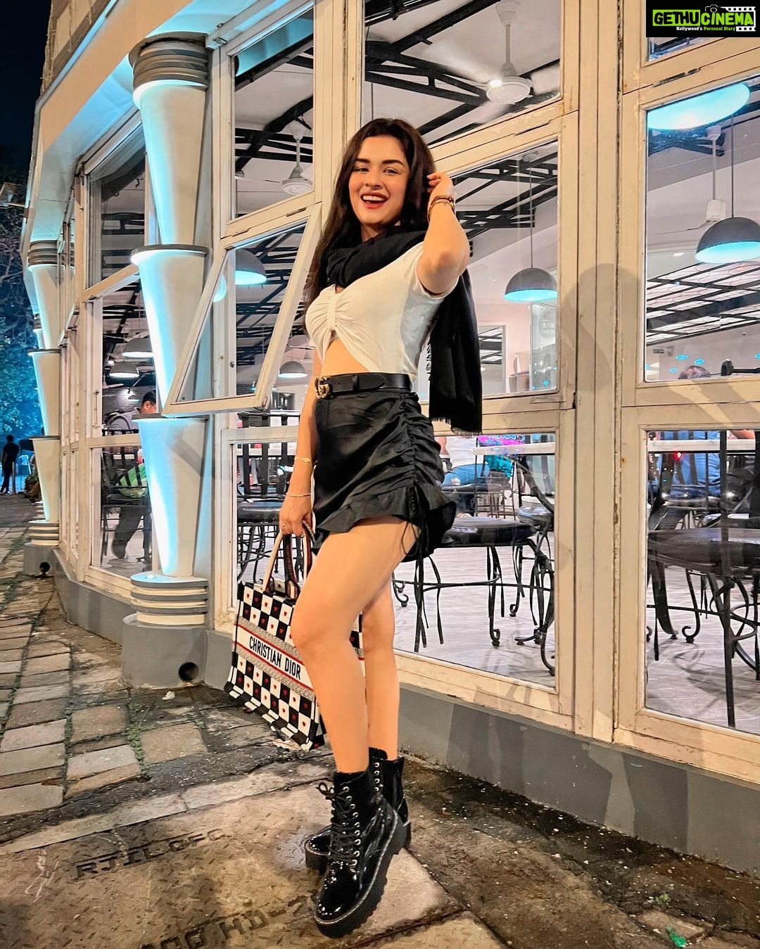Avneet Kaur Instagram - This picture was taken right after I had my yummy meal 🥀🖤✨ #ootn #dinnerdate