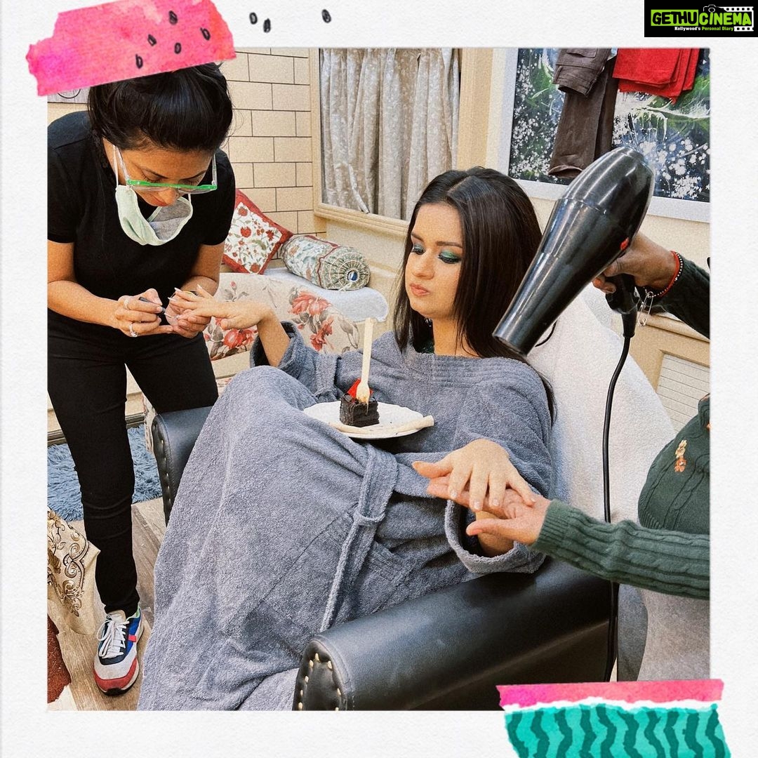 Avneet Kaur Instagram - Multitasking my way through life.😵💫🍰❤️ #shootmode #treatyourself #tikuwedssheru #vanityscenes