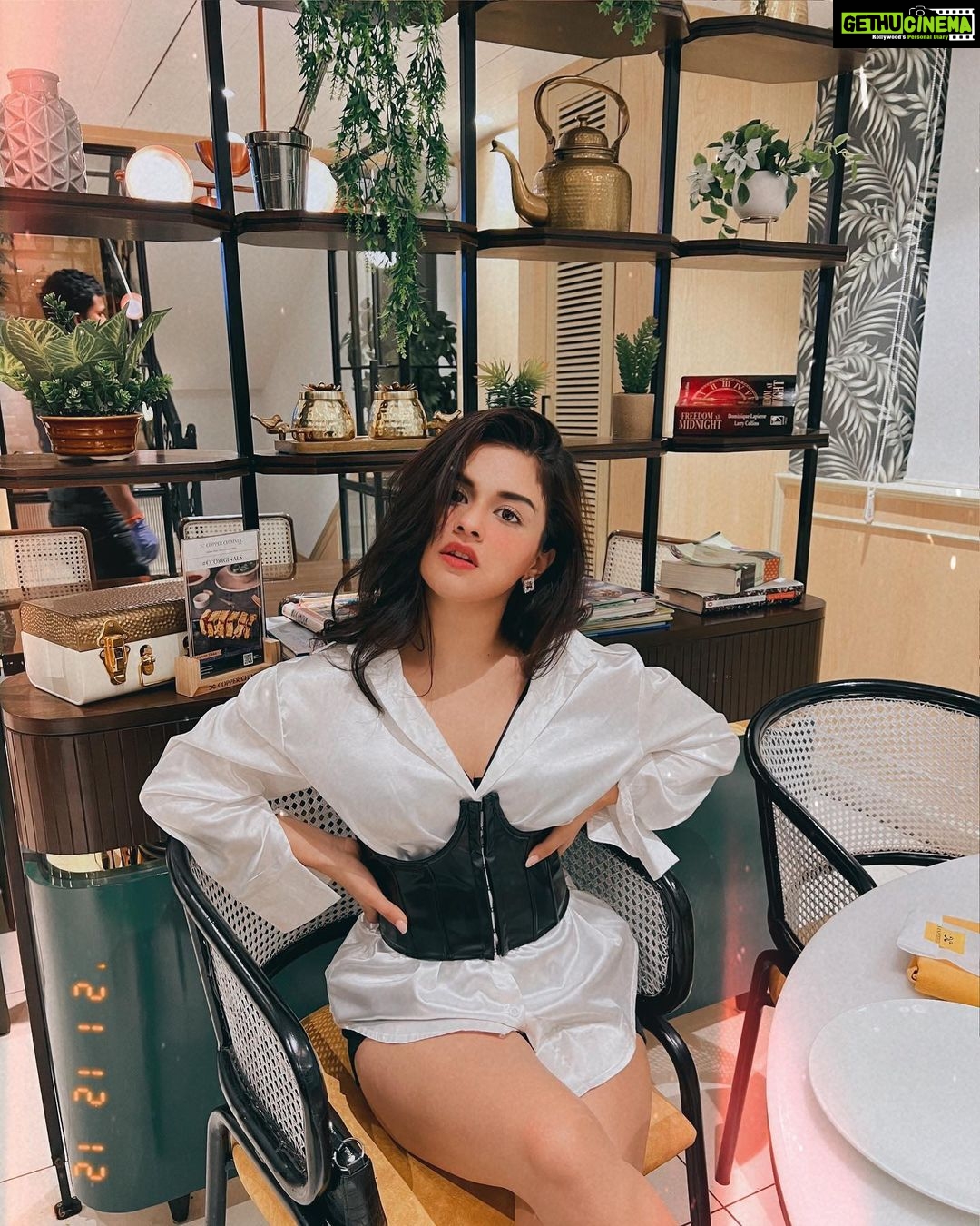 Avneet Kaur Instagram - I was raised to be an independent woman, not the victim of anything.🖤🤍 #dinnertime