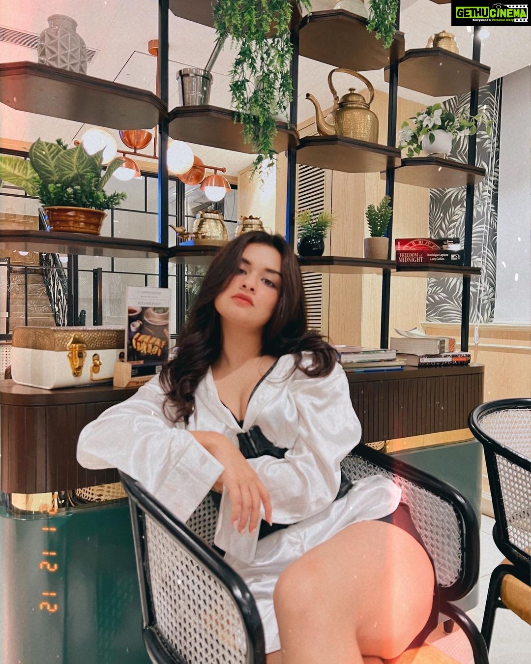 Avneet Kaur Instagram - I was raised to be an independent woman, not the victim of anything.🖤🤍 #dinnertime