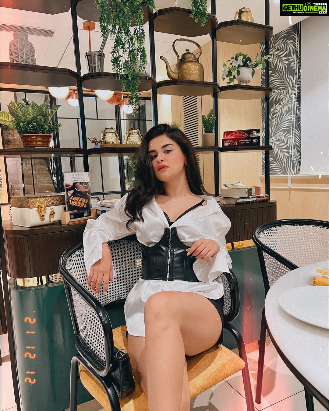 Avneet Kaur Instagram - I was raised to be an independent woman, not the victim of anything.🖤🤍 #dinnertime