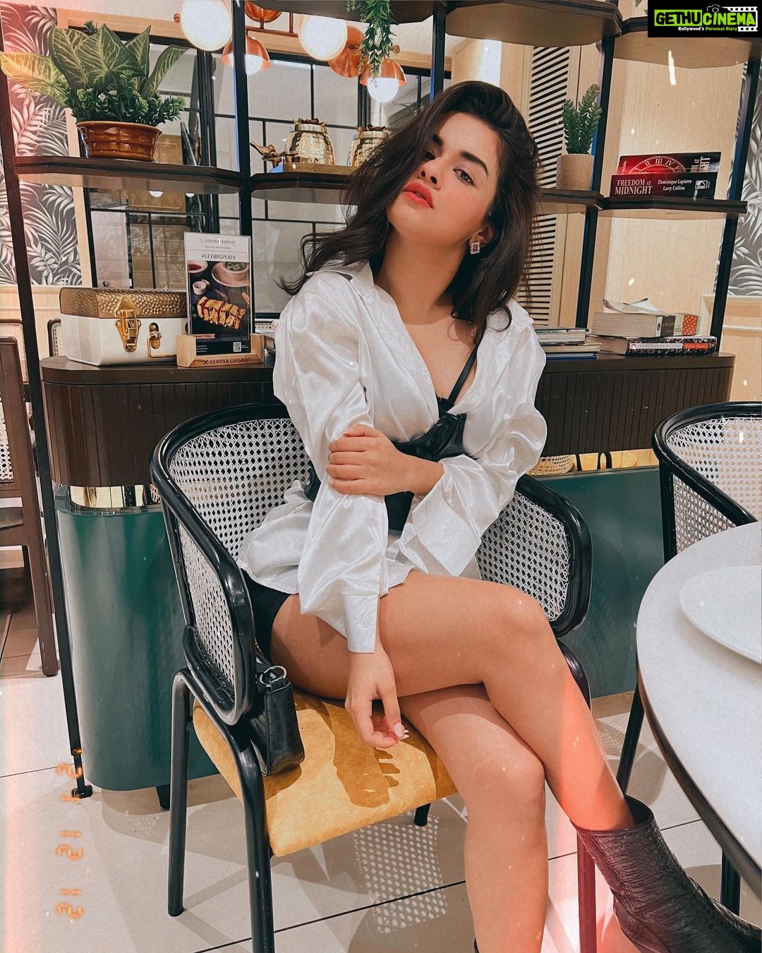 Avneet Kaur Instagram - I was raised to be an independent woman, not the victim of anything.🖤🤍 #dinnertime