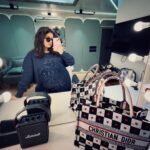 Avneet Kaur Instagram - Staring at my reflection I can still see those dreamy eyes I saw 12 years back, still mesmerised by these lights and in awe of the art. I’m blessed to still witness this feeling after so many years….❤️🎥 #anactorslife #blessed #lovemywork #lovemylife #avneetians #12yearsandcounting #ootd Rolls Camera Action