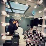 Avneet Kaur Instagram - Staring at my reflection I can still see those dreamy eyes I saw 12 years back, still mesmerised by these lights and in awe of the art. I’m blessed to still witness this feeling after so many years….❤️🎥 #anactorslife #blessed #lovemywork #lovemylife #avneetians #12yearsandcounting #ootd Rolls Camera Action