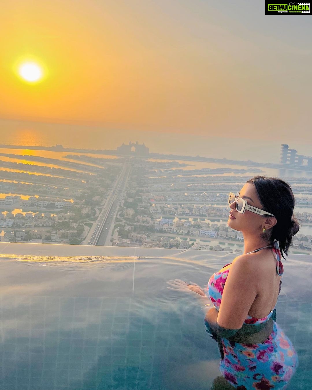 Avneet Kaur Instagram - On top ❤️🔝 #Dubai2022 #TravelWithAk #SeeTheWorldWithAk AURA SKYPOOL Dubai