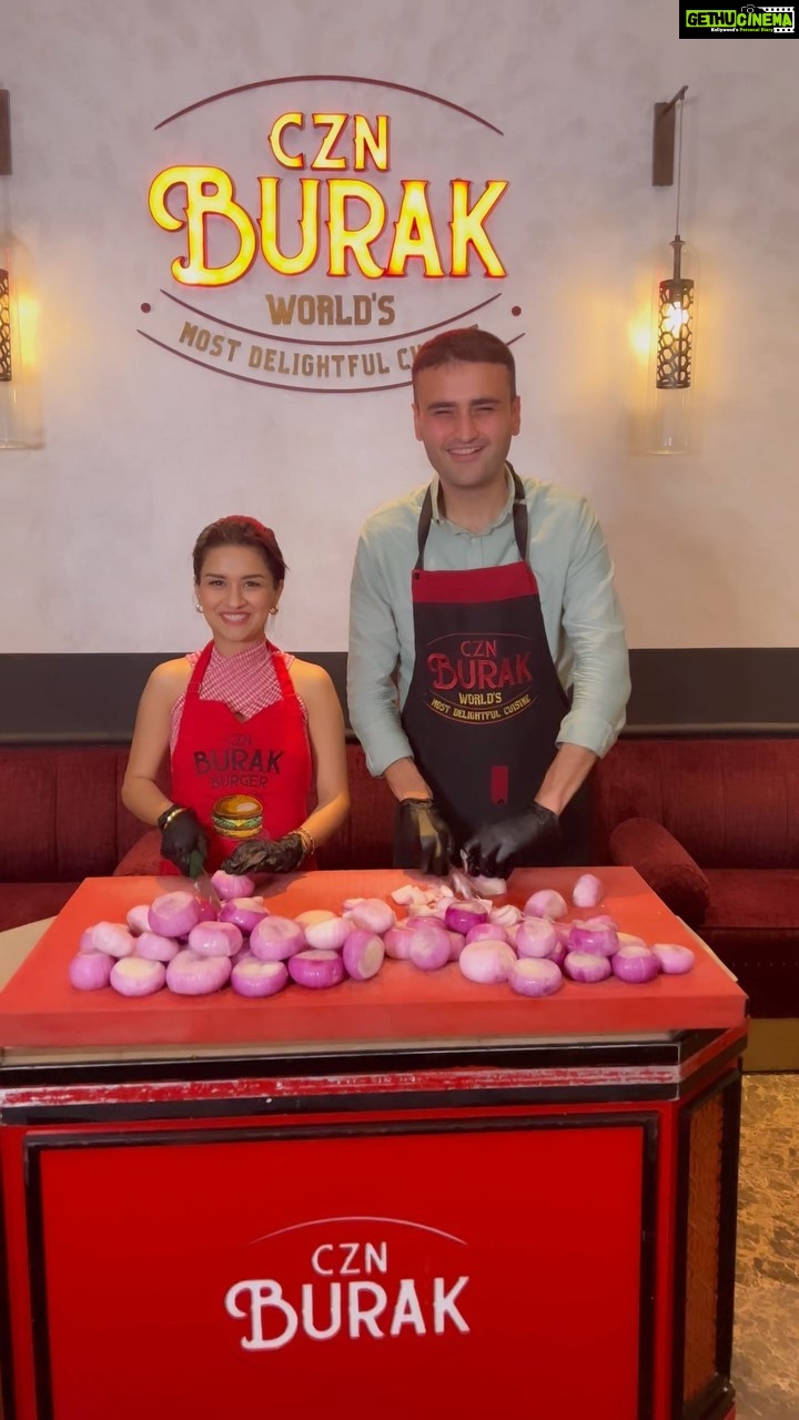Avneet Kaur Instagram - Slayin onions 🧅💁🏻♀️ @cznburak #reelsinstagram #reelitfeelit #dubaidiaries #cooking #cznburak CZNBurakDubai
