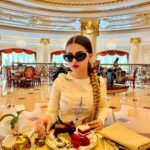 Avneet Kaur Instagram - Landed in Dubai for some yum deserts 😉❤️ #Dubai2022 #SeeTheWorldWithAk #TravelWithAk Wearing- @srstore09 📸- @singhjaijeet_4 Dubai, United Arab Emiratesدبي