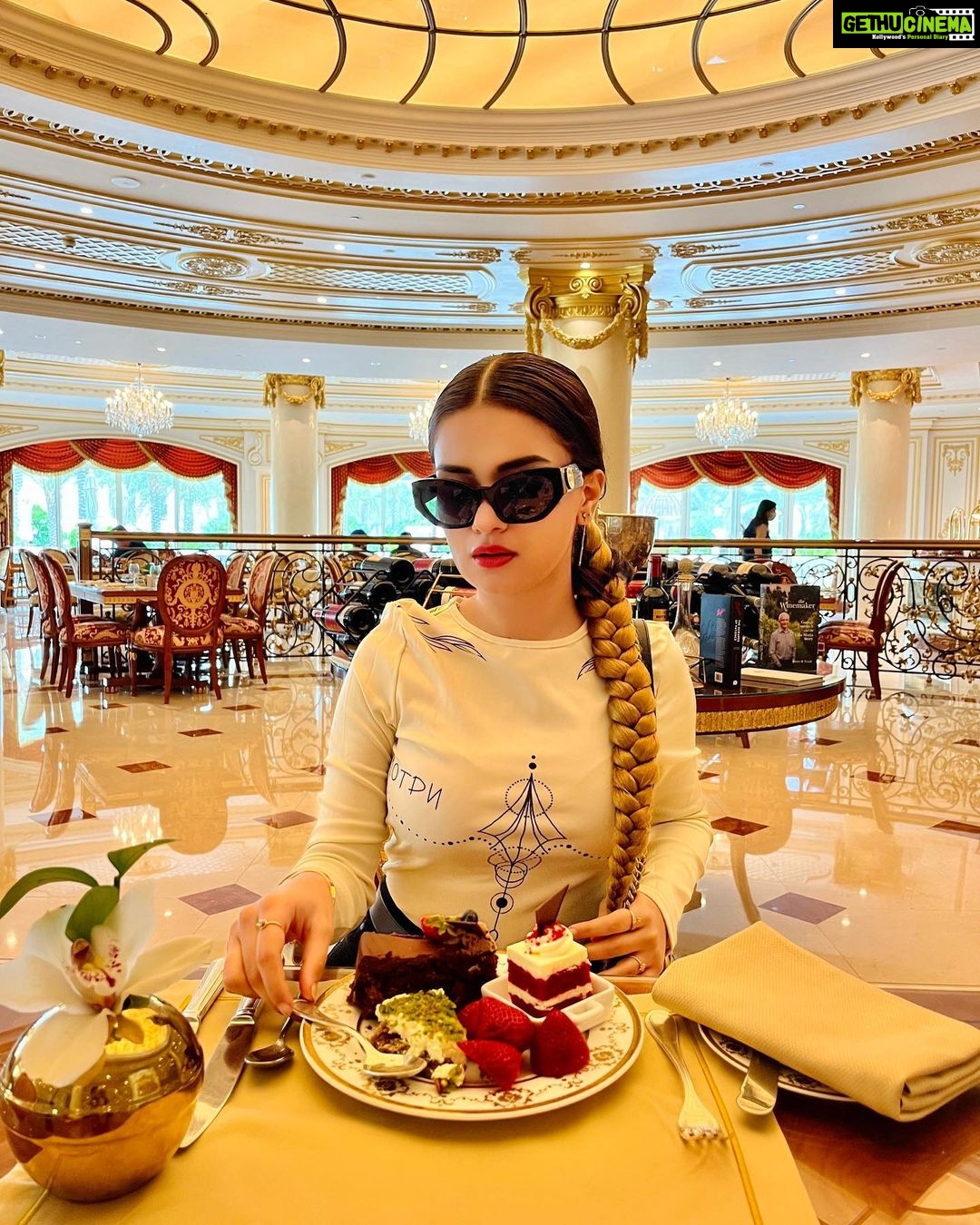Avneet Kaur Instagram - Landed in Dubai for some yum deserts 😉❤️ #Dubai2022 #SeeTheWorldWithAk #TravelWithAk Wearing- @srstore09 📸- @singhjaijeet_4 Dubai, United Arab Emiratesدبي
