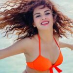 Avneet Kaur Instagram - 🧡☀️ Hair: @styleebyv Lens: @swaticosmetics Maldives