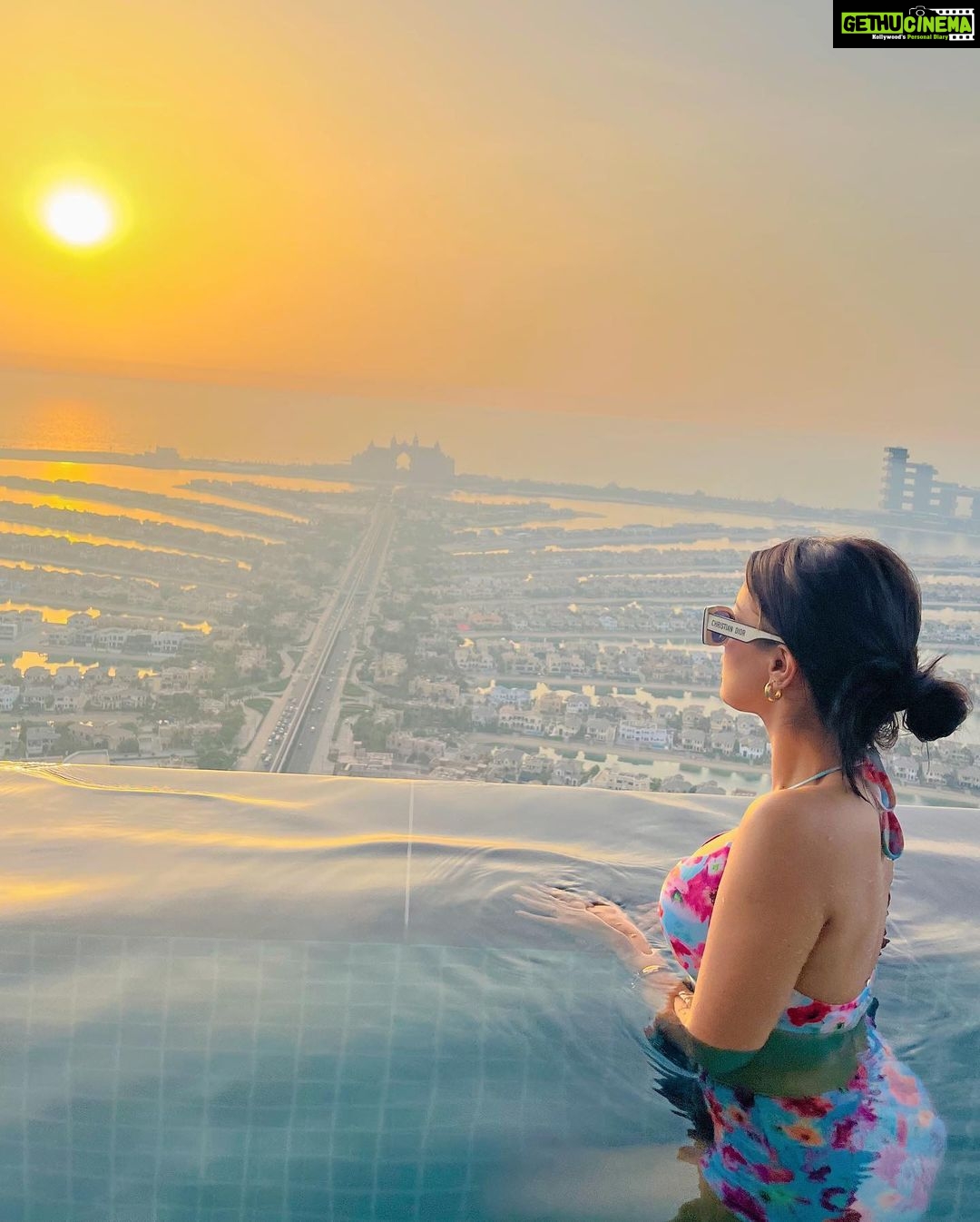 Avneet Kaur Instagram - On top ❤️🔝 #Dubai2022 #TravelWithAk #SeeTheWorldWithAk AURA SKYPOOL Dubai