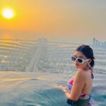 Avneet Kaur Instagram - On top ❤️🔝 #Dubai2022 #TravelWithAk #SeeTheWorldWithAk AURA SKYPOOL Dubai