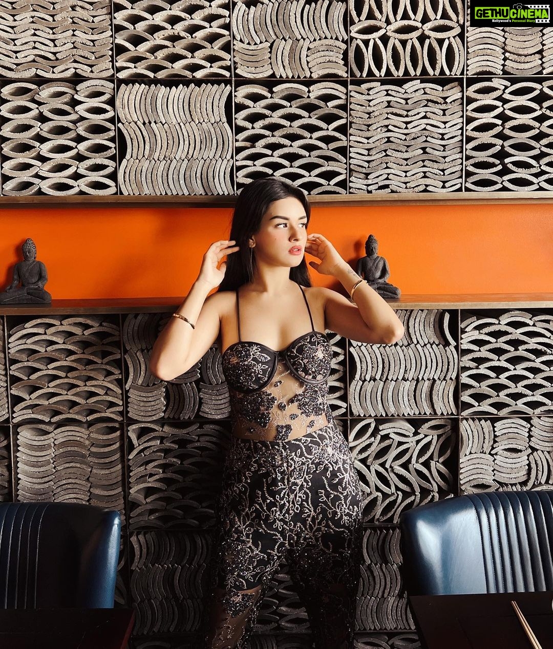 Avneet Kaur Instagram - Glamour never takes a day off.🖤🔥 @travelwithjourneylabel @rafflesthepalm @all_mea #RafflesPalm #HotelRoyalty #RafflesHotels #JourneyLabel #TravelWithJourneyLabel #YouAreSpecial #ThinkHolidayThinkJourneyLabel Raffles The Palm Dubai