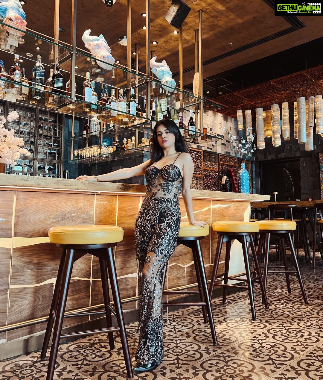 Avneet Kaur Instagram - Glamour never takes a day off.🖤🔥 @travelwithjourneylabel @rafflesthepalm @all_mea #RafflesPalm #HotelRoyalty #RafflesHotels #JourneyLabel #TravelWithJourneyLabel #YouAreSpecial #ThinkHolidayThinkJourneyLabel Raffles The Palm Dubai