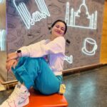 Avneet Kaur Instagram - Who set my mood on shuffle?😅 🌸OUTFIT DEETS 🌸 Sweatshirt- @hm Pants- @urbanic_in Shoes- @nike Bag- @accessorizeindiaofficial Jewellery- @y2_kii @apple Kempegowda International Airport Waiting Area