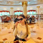 Avneet Kaur Instagram - Landed in Dubai for some yum deserts 😉❤️ #Dubai2022 #SeeTheWorldWithAk #TravelWithAk Wearing- @srstore09 📸- @singhjaijeet_4 Dubai, United Arab Emiratesدبي