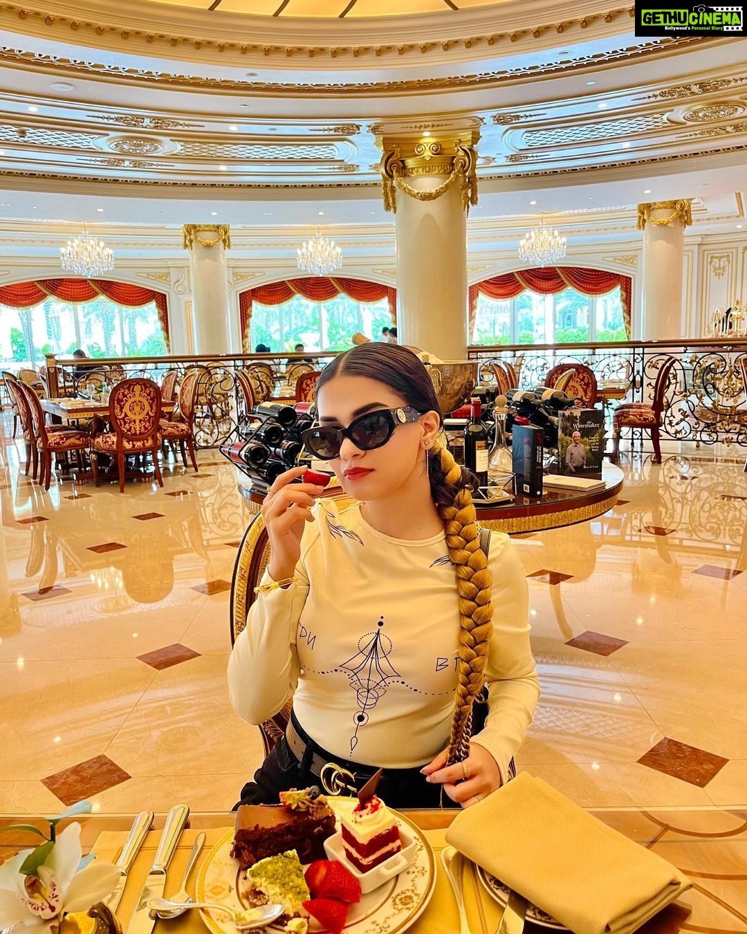 Avneet Kaur Instagram - Landed in Dubai for some yum deserts 😉❤️ #Dubai2022 #SeeTheWorldWithAk #TravelWithAk Wearing- @srstore09 📸- @singhjaijeet_4 Dubai, United Arab Emiratesدبي