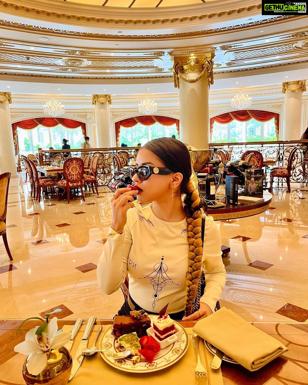 Avneet Kaur Instagram - Landed in Dubai for some yum deserts 😉❤️ #Dubai2022 #SeeTheWorldWithAk #TravelWithAk Wearing- @srstore09 📸- @singhjaijeet_4 Dubai, United Arab Emiratesدبي