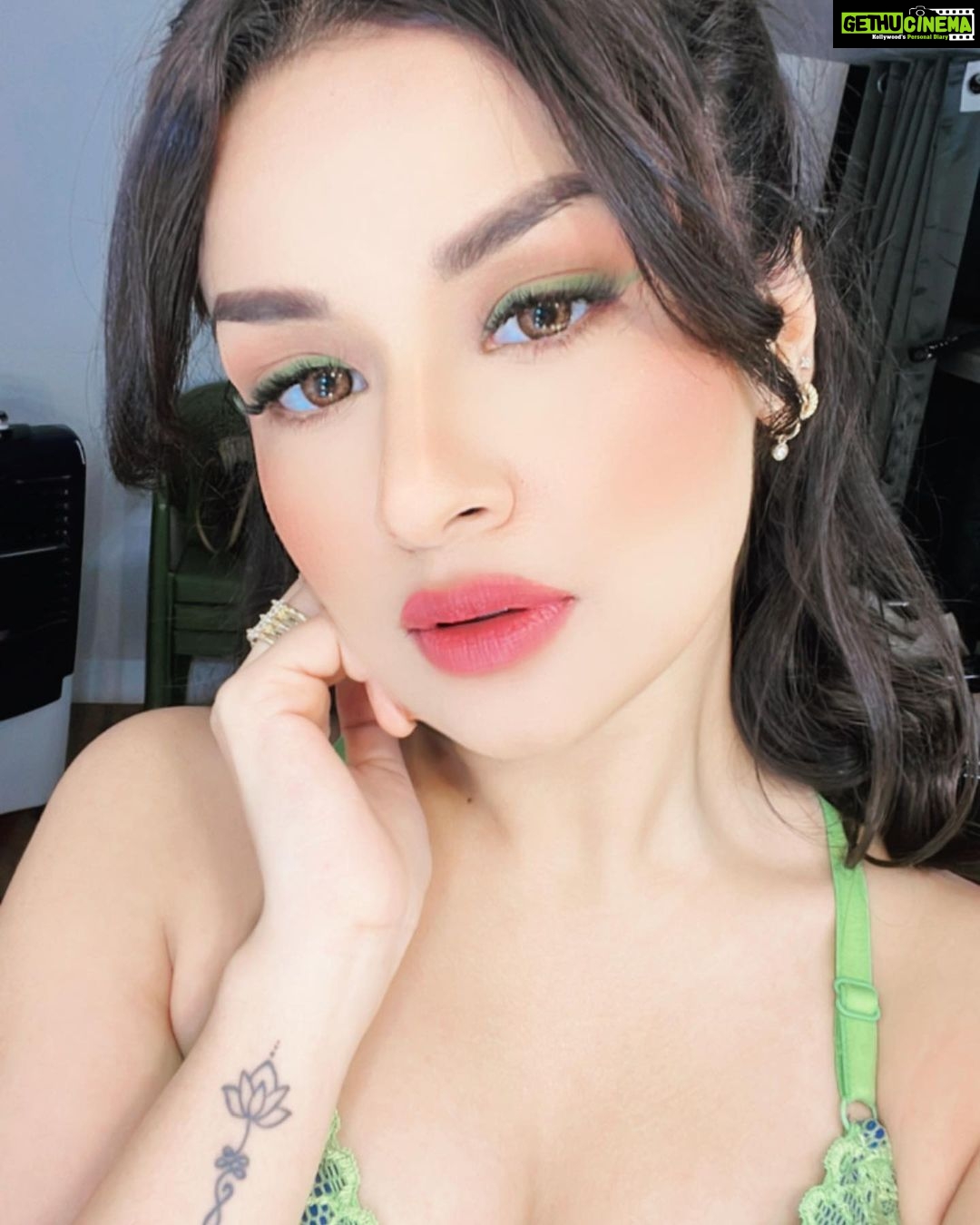 Avneet Kaur Instagram - Your green light for today.💚✅ Mumbai, Maharashtra
