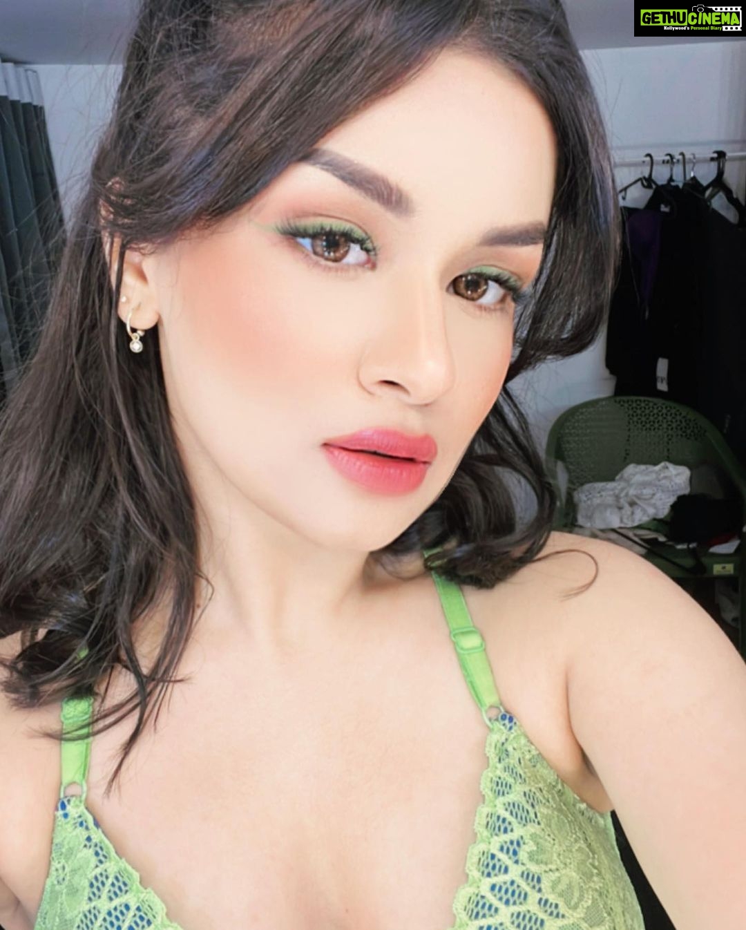 Avneet Kaur Instagram - Your green light for today.💚✅ Mumbai, Maharashtra