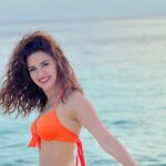 Avneet Kaur Instagram - 🧡☀️ Hair: @styleebyv Lens: @swaticosmetics Maldives
