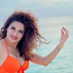 Avneet Kaur Instagram - 🧡☀️ Hair: @styleebyv Lens: @swaticosmetics Maldives