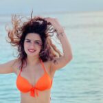 Avneet Kaur Instagram - 🧡☀️ Hair: @styleebyv Lens: @swaticosmetics Maldives
