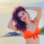 Avneet Kaur Instagram - 🧡☀️ Hair: @styleebyv Lens: @swaticosmetics Maldives