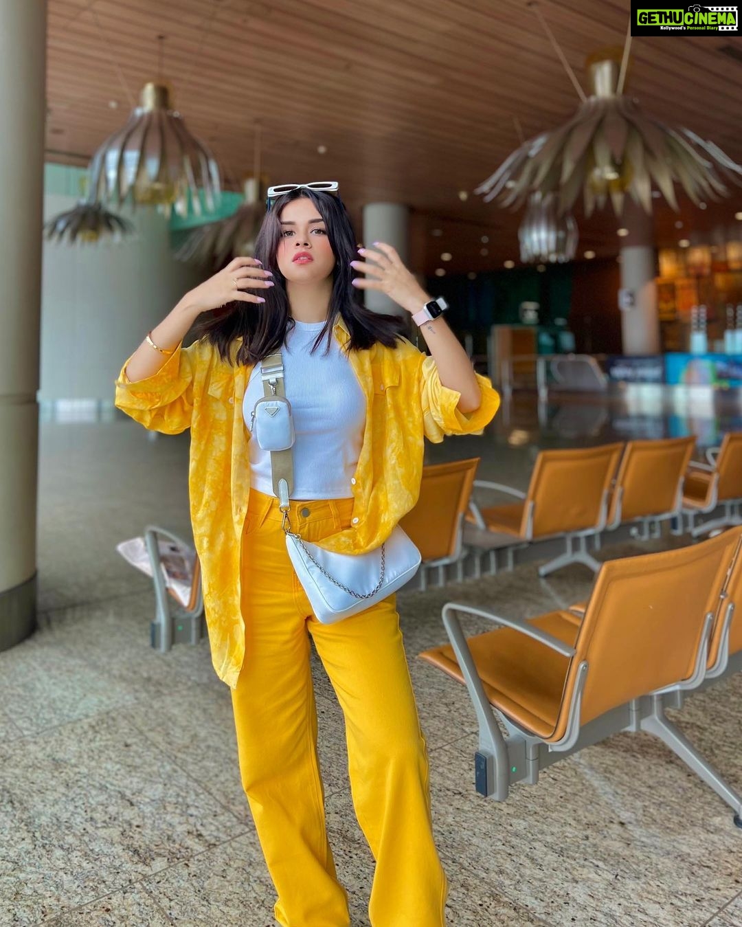 Avneet Kaur Instagram - ✈️💛🌨 📸- @sonianandra Chhattarpati Shivaji International Airport Mumbai