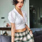 Avneet Kaur Instagram - That 90s vibe 🤍🎷 Top- @ewayoung Trousers- @bonkers.corner