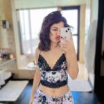 Avneet Kaur Instagram - Goofy mornings! ❤️ Wearing- @lasenza Maldives