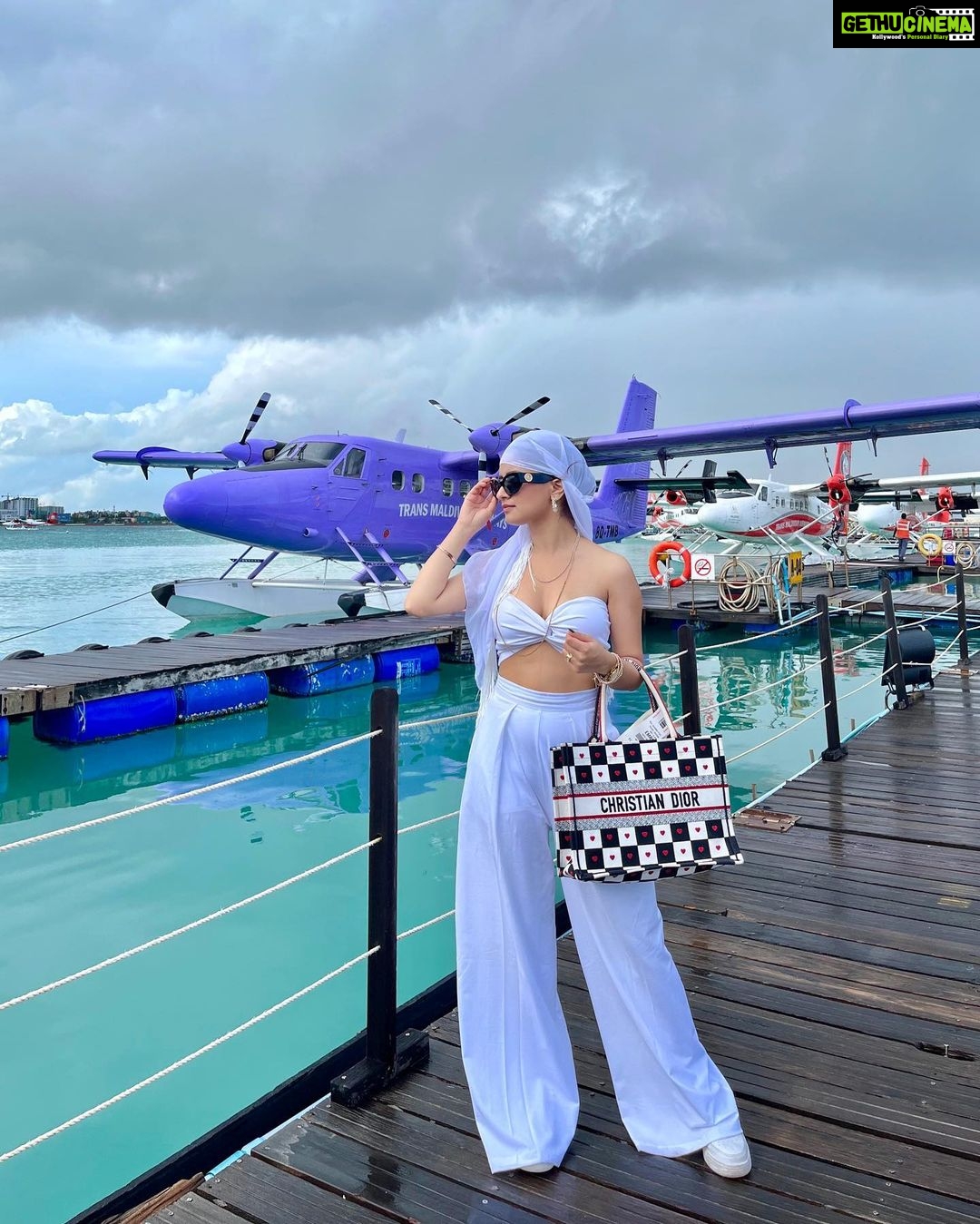 Avneet Kaur Instagram - Create a life you donโt need a vacation from.๐ค๐โ๏ธโ๏ธ #maldives #maldivesseaplane #travelwithak #seethesorldwithak Outfit : @risate_apparels @stylingcityy Bag : @dior Shades : @versace Shoes : @nike Maldives