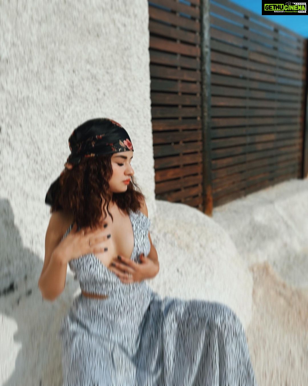 Avneet Kaur Instagram - And there's a dazzling haze, a mysterious way about you dear 🤍💫 Maldives