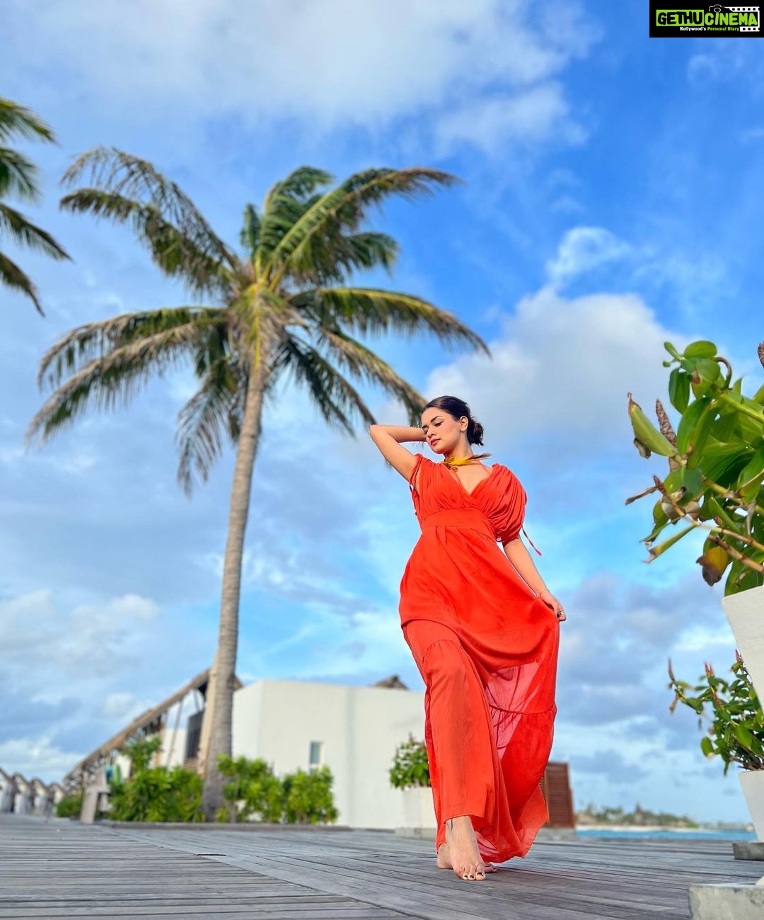 Avneet Kaur Instagram - Sunsets and palm trees.๐งก๐ด๐
โจ Wearing- @urbanic_in . . . . . . @ncstravels @emeraldmaldivesresortspa Emerald Maldives Resort & Spa