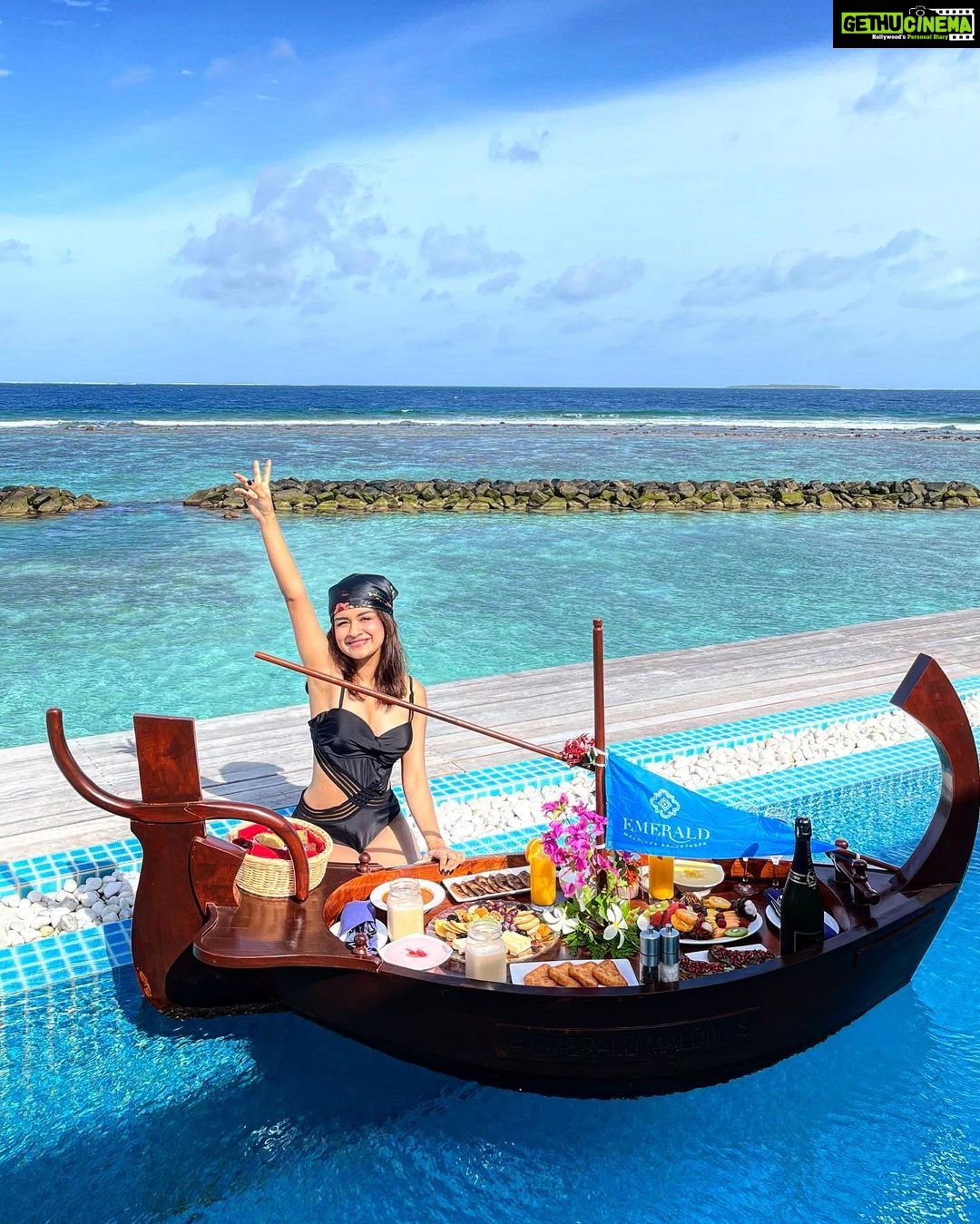Avneet Kaur Instagram - Breakfast in bed? Nahhh BREAKFAST IN POOL!😝❤️ #Maldives2022 #BreakfastInPool #TravelWithAk #SeeTheWorldWithAk . . . . . . @ncstravels @emeraldmaldivesresortspa Emerald Maldives Resort & Spa