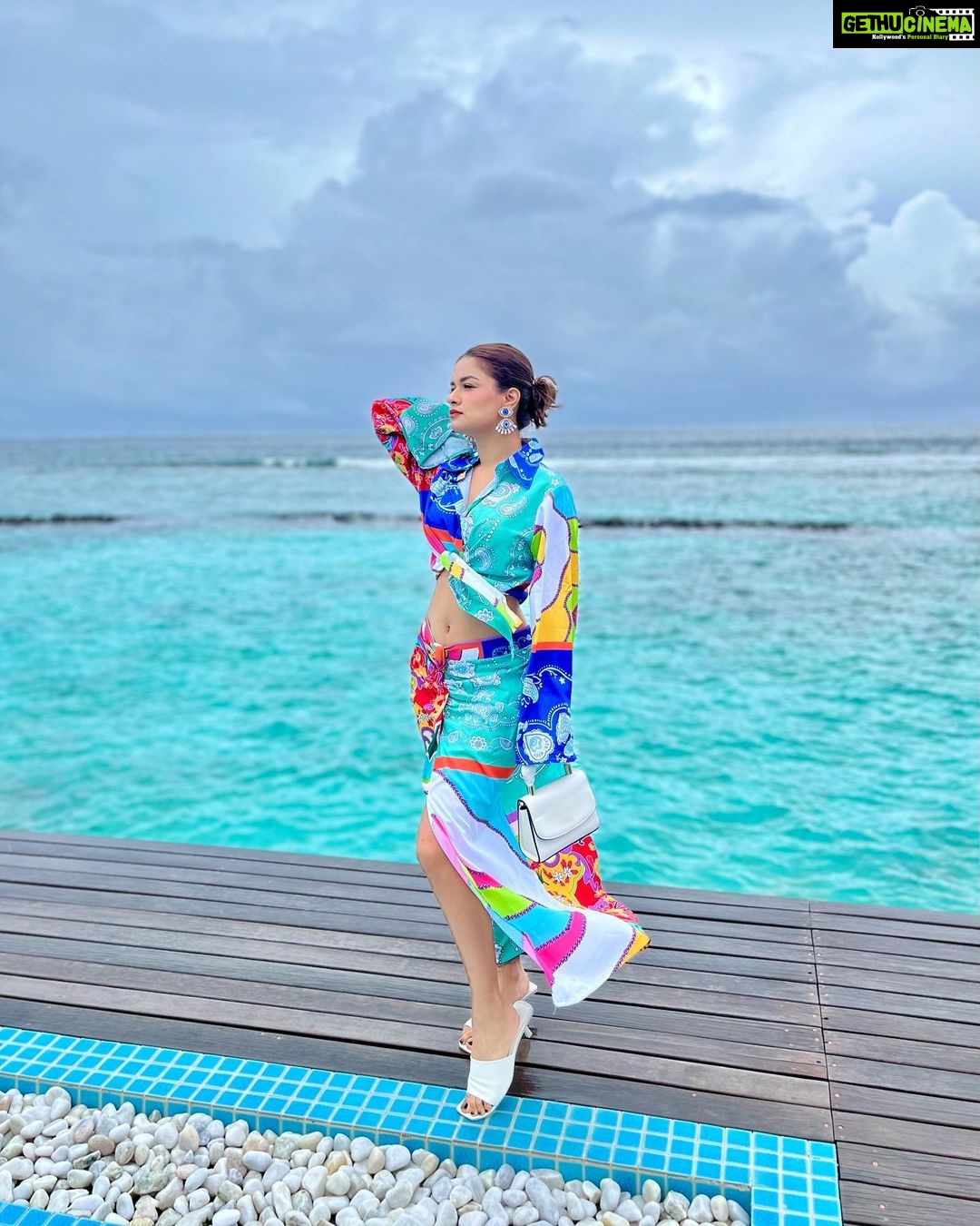 Avneet Kaur Instagram - Monsoon is here in Maldives.🌨💙🌊🐬✨ . . . . . Outfit: @styledivacouture Stylist: @styling.your.soul @ncstravels @emeraldmaldivesresortspa Emerald Maldives Resort & Spa