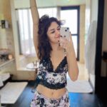 Avneet Kaur Instagram - Goofy mornings! ❤️ Wearing- @lasenza Maldives