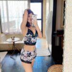 Avneet Kaur Instagram - Goofy mornings! ❤️ Wearing- @lasenza Maldives