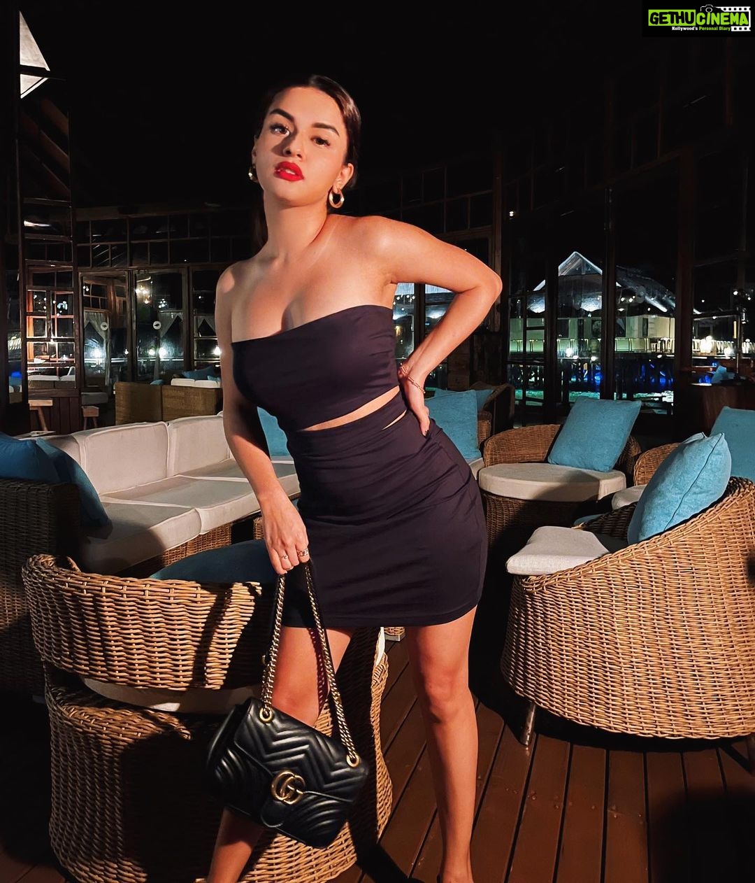Avneet Kaur Instagram - Pretty face mi a problem…..🖤 Outfit : @risate_apparels @stylingcityy Maldives