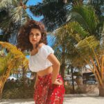 Avneet Kaur Instagram - I love the new @kayak_in travel app. #SearchOneAndDone . I make sure I check it when planning any trip as it compares prices from multiple travel sites at once . Don't miss out go check their app now to save on your next trip ! I'm happy working on them since I already use them for my trips ! #ad Maldives