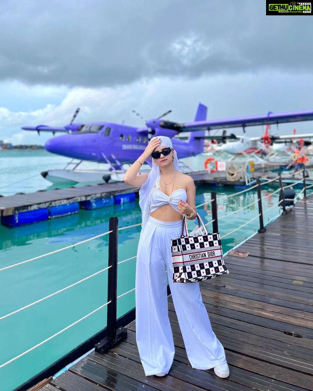 Avneet Kaur Instagram - Create a life you donโt need a vacation from.๐ค๐โ๏ธโ๏ธ #maldives #maldivesseaplane #travelwithak #seethesorldwithak Outfit : @risate_apparels @stylingcityy Bag : @dior Shades : @versace Shoes : @nike Maldives