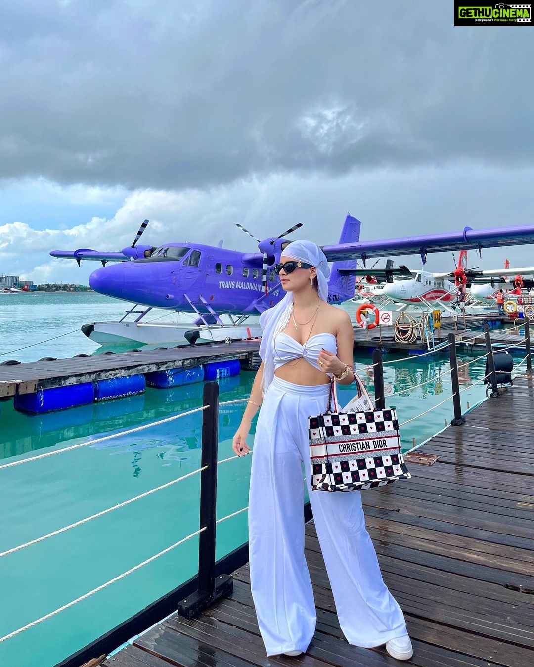 Avneet Kaur Instagram - Create a life you donโt need a vacation from.๐ค๐โ๏ธโ๏ธ #maldives #maldivesseaplane #travelwithak #seethesorldwithak Outfit : @risate_apparels @stylingcityy Bag : @dior Shades : @versace Shoes : @nike Maldives