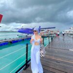Avneet Kaur Instagram - Create a life you don’t need a vacation from.🤍🌊✈️☁️ #maldives #maldivesseaplane #travelwithak #seethesorldwithak Outfit : @risate_apparels @stylingcityy Bag : @dior Shades : @versace Shoes : @nike Maldives