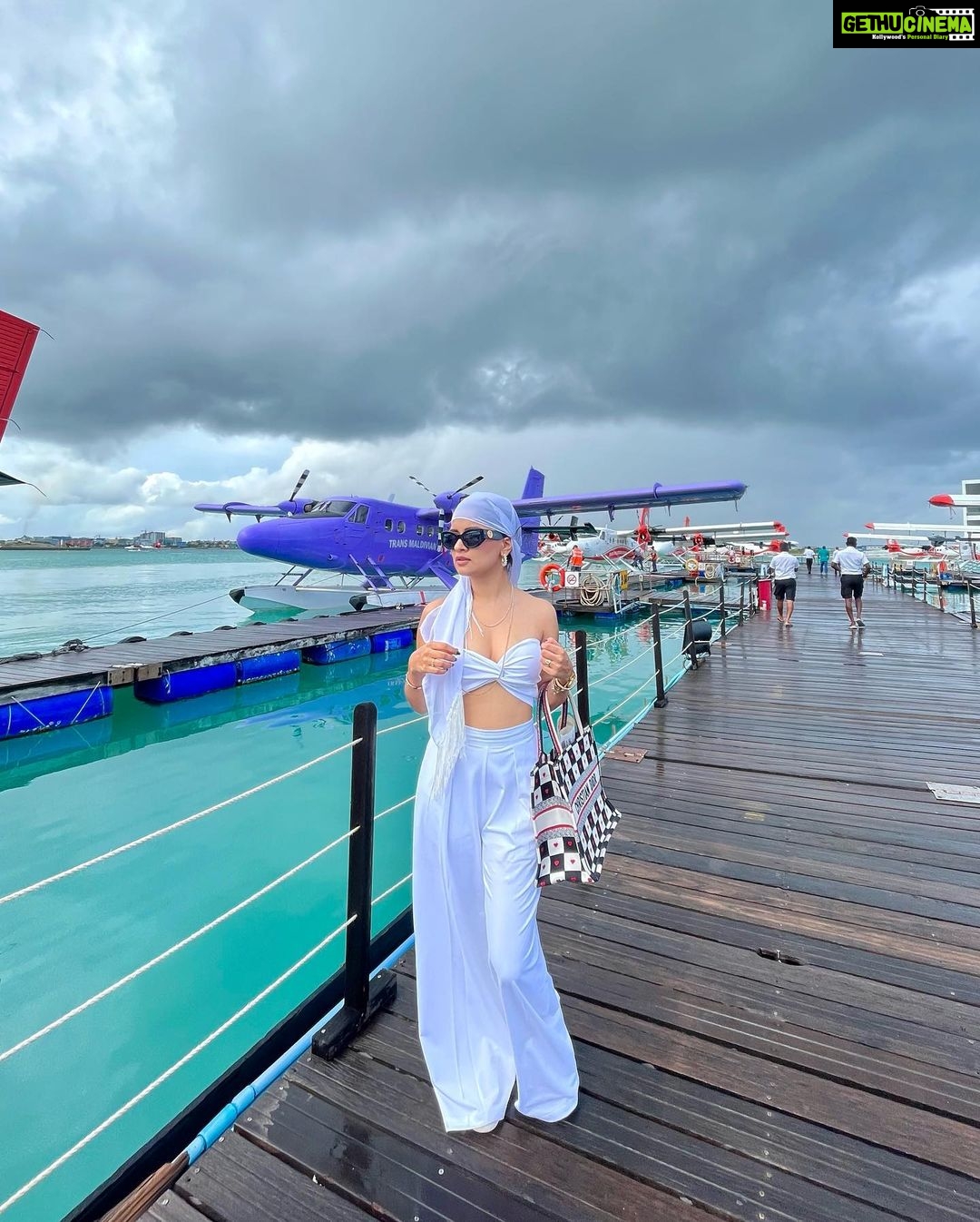 Avneet Kaur Instagram - Create a life you donโt need a vacation from.๐ค๐โ๏ธโ๏ธ #maldives #maldivesseaplane #travelwithak #seethesorldwithak Outfit : @risate_apparels @stylingcityy Bag : @dior Shades : @versace Shoes : @nike Maldives