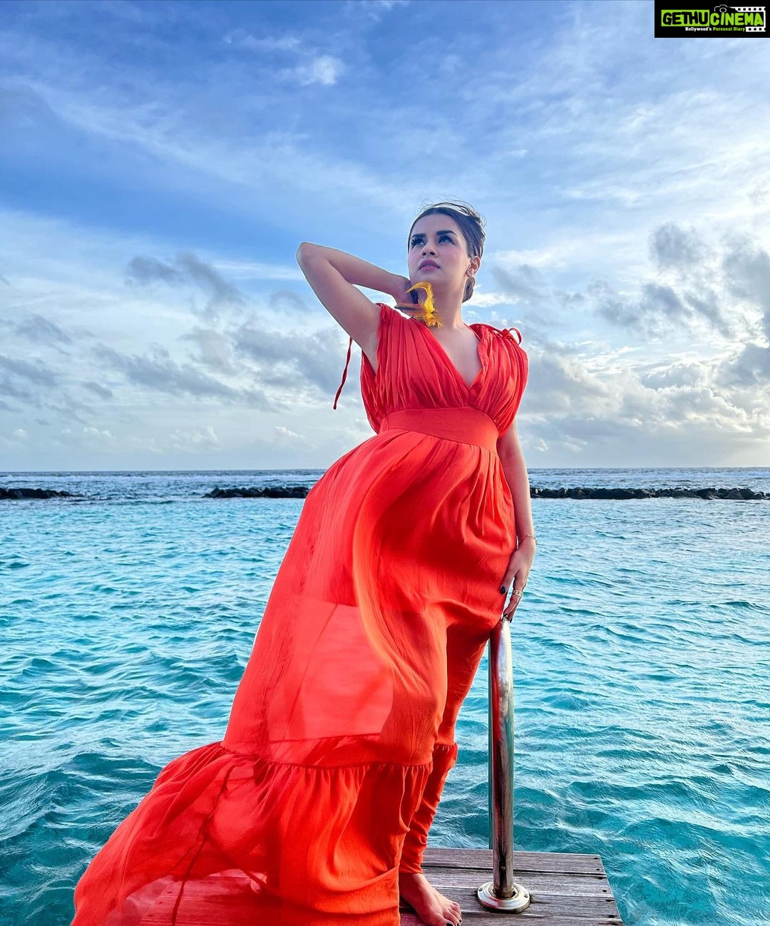 Avneet Kaur Instagram - Sunsets and palm trees.๐งก๐ด๐
โจ Wearing- @urbanic_in . . . . . . @ncstravels @emeraldmaldivesresortspa Emerald Maldives Resort & Spa