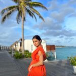 Avneet Kaur Instagram - Sunsets and palm trees.🧡🌴🌅✨ Wearing- @urbanic_in . . . . . . @ncstravels @emeraldmaldivesresortspa Emerald Maldives Resort & Spa