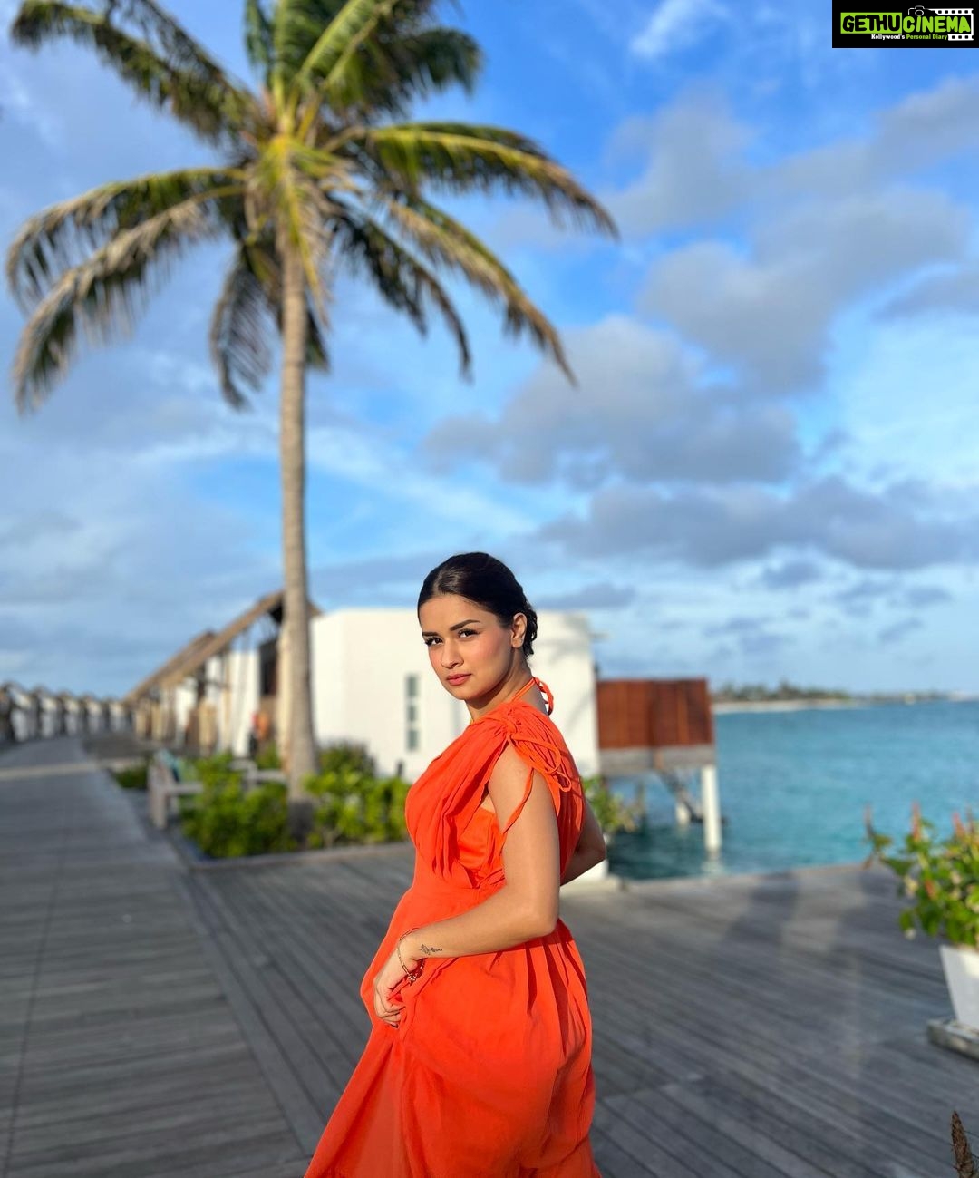 Avneet Kaur Instagram - Sunsets and palm trees.๐งก๐ด๐
โจ Wearing- @urbanic_in . . . . . . @ncstravels @emeraldmaldivesresortspa Emerald Maldives Resort & Spa