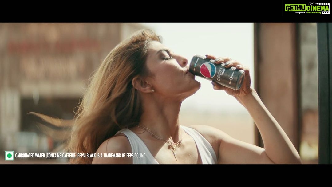 Avneet Kaur Instagram - BRINGING ON THE 90’s nostalgia and how!!! Pepsi Black, I want to keep watching this again and again on repeat🙌🔥 @jacquelinef143 You Slayed it 🔥🖤 Can’t wait to try PEPSI BLACK that has Max Taste, Zero Sugar🖤 @pepsiindia #Ad