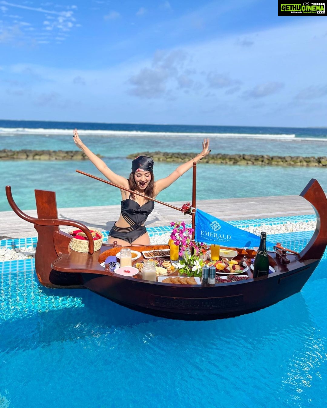 Avneet Kaur Instagram - Breakfast in bed? Nahhh BREAKFAST IN POOL!😝❤️ #Maldives2022 #BreakfastInPool #TravelWithAk #SeeTheWorldWithAk . . . . . . @ncstravels @emeraldmaldivesresortspa Emerald Maldives Resort & Spa