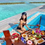 Avneet Kaur Instagram - Breakfast in bed? Nahhh BREAKFAST IN POOL!😝❤️ #Maldives2022 #BreakfastInPool #TravelWithAk #SeeTheWorldWithAk . . . . . . @ncstravels @emeraldmaldivesresortspa Emerald Maldives Resort & Spa