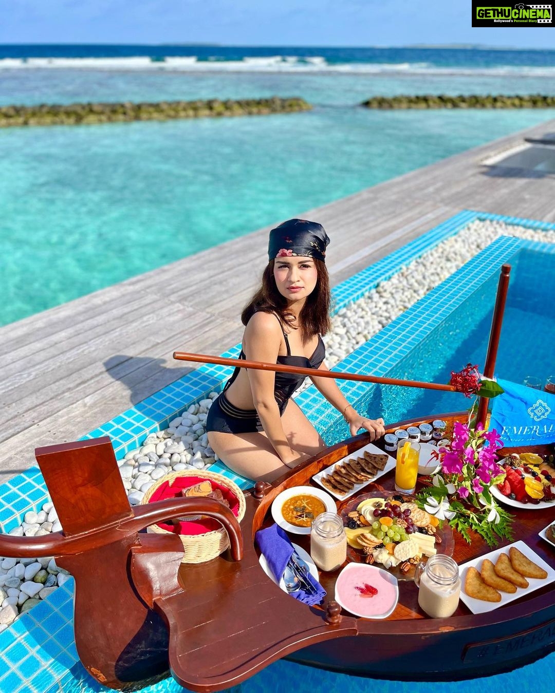 Avneet Kaur Instagram - Breakfast in bed? Nahhh BREAKFAST IN POOL!😝❤️ #Maldives2022 #BreakfastInPool #TravelWithAk #SeeTheWorldWithAk . . . . . . @ncstravels @emeraldmaldivesresortspa Emerald Maldives Resort & Spa